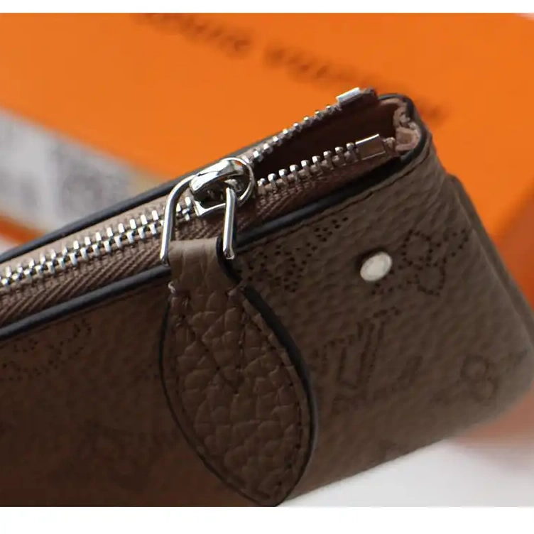 LV Bags 208B570109 0722
